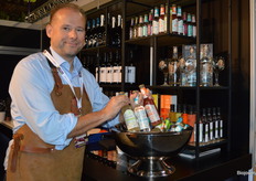 Geert Jan Cazemier (Taste Tailors) toont trots de biologische limonades van Cortese. "Deze limonade bevat veel vruchtvlees, we hebben meer varianten, ik heb er slechts drie meegenomen."