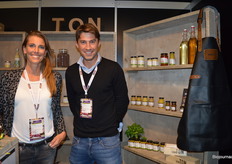 Sanne van Run en Sjoerd van den Wijngaarden met achter hen de herkenbare potjes van 'van TON'. Sjoerd is sinds kort in dienst als salesmanager.