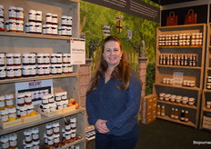 Tessa Luteijn met naast haar een deel van de bio-producten van Heerlijkheid Mariënwaerdt. "We hebben een nieuwe verpakking en de receptuur van de jams is vernieuwd, deze bevatten meer fruit en minder suiker." 