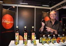 Fred ten Kroode met een bio-olijfolie bij Valderama.
