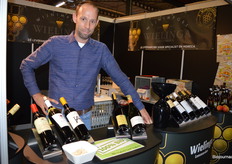 Diederik Pool met een deel van het bio-aanbod van Wijnimport Wielinga. "Ik schat dat 15 tot 20 procent van de 400 wijnen biologisch zijn. Als we het biologisch kunnen vinden, gaan we daarvoor." 