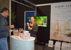 Jana Armstong met de limonades van Agroposta (uit Kroatië afkomstig). Drie varianten (lavendel, vlierbloesem en salie) zijn bio-gecertificeerd.