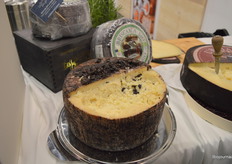 "Briscola Bio affinieert kazen, ze kopen schimmelkazen in en rijpen deze verder op bijzondere wijze. Deze is bijvoorbeeld in biologische rode wijn gerijpt." 