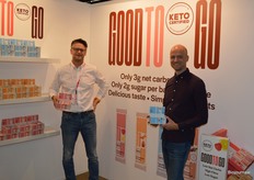 Andy van Ham en Tim Laarman poseren met de nieuwe range keto repen van Riverside.