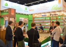 Het stand personeel van Trouw had hun handen vol aan de bezoekers. Door een centraal gelegen en mooie uitstraling was de stand ook makkelijk te vinden.