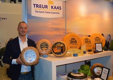 Eduard Treur, de derde generatie Treur bij Treur Kaas. Eduard poseert naast de prijswinnende Happy mrs Jersey kaas.  