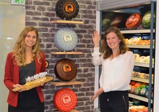 Ellis Westra en Marije ten Berge van Henri Willig presenteren de nieuwe range kazen met de verschillende namen van het Willig geslacht.