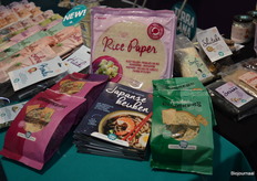 Roea: "We zijn ook trots op onze Rice Paper en deze crackers zijn nieuw. We hebben ze in de varianten Furikake en Tamari. De Tamari is negen maanden gerijpt." 