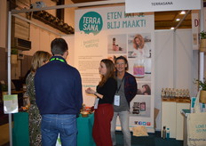 Aart Jansen staat bij TerraSana letterlijk achter collega Roea Priem die in gesprek is met twee geïnteresseerde bezoekers. 