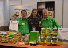 Wim Roeleveld, Joyce Weerman en Eric van Gool bij Imkerij De Traay. 