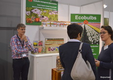 Bij Ecobulbs: geheel rechts Annelies Timmerman en links Kees Broers.