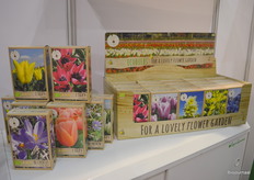 Kees: "Dit zijn onze nieuwe verpakkingen, ter vervanging van de papieren zakjes. Consumenten kunnen deze doosjes eenvoudiger meepakken. En deze nieuwe verpakking maakt de productpresentatie in de winkel een stuk mooier." 