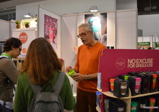 Igor Rooselaar, van het bedrijf Five Minutes, vertelt meer over de vele mogelijkheden met de Ecoffee cup. Five Minutes debuteerde op de BioXpo Vitasana. Igor: "Ik heb pas op het laatste moment ingeschreven en ben tot nu toe erg tevreden over het verloop van de beurs. Ik heb ook al veel Nederlanders gesproken hier." 