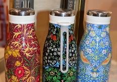 "Deze metalen thermosflessen heb ik net binnengekregen." Achter de thermosflessen zijn herbruikbare rietjes te zien. 