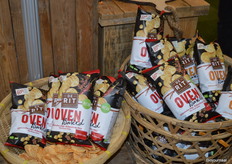 De Oven Baked Kikkererwtenchips is er in twee varianten: Sweet Chili en Kurkuma Gember.