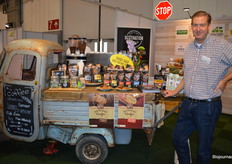 Rob Persoon naast de koffietruck van Destination, in de stand van Wessanen Benelux. "Wessanen staat hier voor het eerst zelfstandig. Het is goed druk vandaag." 