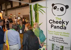 Collega Michael vertelt in de hoek van de stand van GreenHub Imports een groep bezoekers meer over de producten van het merk The Cheeky Panda. Onder dit merk zijn onder meer babydoekjes en toiletpapier verkrijgbaar.