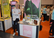 Casper Juncher Rønnov op het Holland Paviljoen met een deel van het aanbod van Made Natural uit Alphen aan den Rijn.