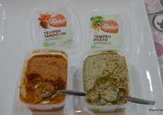 Edith Gomes vertelde dat De Hobbit maar liefst zes nieuwe producten bij had. Op deze foto: Tempeh Tandoori en Tempeh Pesto. "We hebben ook twee nieuwe varianten hummus: paprika-poivron en ras el hanout."