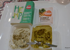En twee andere nieuwelingen: Hempfu Pesto en Hummus Boerenkool. Edith: "De bezoekers zijn vooral gek op de Hempfu Pesto." 