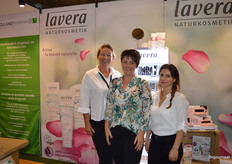 Bij Holland Pharma, groothandel in drogisterij- en natuurproducten, op de foto: Carla van der Voorn, Jacquelien Baas en Denada Hoda. Jacquelien: "In België zijn we nog niet zo bekend, we krijgen veel positieve reacties hier." 