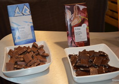 Rechts de laatste nieuwkomer van Vivani: Dark Almond Caramel Crisp. Deze reep bevat knapperige gekarameliseerde stukjes amandel en is verfijnd met subtiele tonen van kaneel, 'gingerbread spice' en een snufje zout.