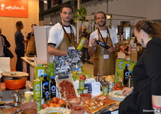 Floris en Tom Reurts lieten op het Holland Paviljoen van hun Gkazas olijfolie proeven. 