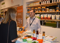 Roelof Hulst met om hem heen producten van diverse merken van FZ Organic Food: Trafo, Yakso en Bionova. "De 'No Plastic'-verpakkingen van onze chips spreekt heel veel mensen aan." 