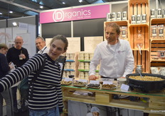 Rechts Herco Schoemaker bij IDorganics. Links in wit overhemd oprichter Jetse Schokker.