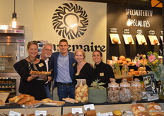 In de bio-bakkerij van Zonnemaire: Carly Sibon, Peter Jacobs, Gerrie van der Westen, Carmen Vromans en Patricia Flipsen. 