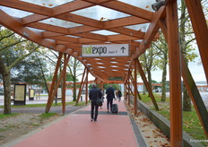 Duidelijke bewegwijzering naar de beurs vanaf het metrostation.