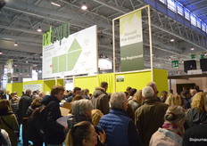 Drukte bij de ingang (maandag eind van de ochtend). 