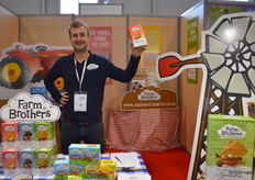 'Farm Brother' Teyler Padberg toont hand één van de twee nieuwe koekjes: Maple Pecan. "Dit zijn vegan koekjes die geen palmolie en geen toegevoegde suikers bevatten." 