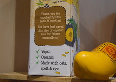 En op de zijkant van de verpakking verwijst Farm Brothers naar het 'Farm Brothers Soil fund'. Hiermee doneren zij geld aan boeren die conventionele grond om willen zetten in biologische landbouwgrond.