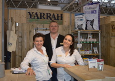 Adriëtte Breemans met haar Franse collega's Yves Morlière en Valentine Prete. Adriëtte: "We hebben al meerdere keren op deze beurs gestaan en ik ben ook dit keer weer verrast over hoeveel winkeliers zich verbazen over het bestaan van biologische diervoeding." 