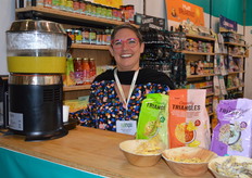 Bij Alexandra Guerrero konden bezoekers proeven van de Crunchy Triangels van TerraSana en ze schonk ook regelmatig een bekertje met Curcuma Ginger Latte in. 