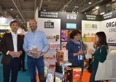 In het blauwe overhemd: Youri van der Heijden. Bij hem konden bezoekers terecht voor alle informatie over de producten van Meesters van De Halm/Les Maitres du Grain. "De eerste beursdag was het te rustig, de tweede dag heeft al wat mooie nieuwe leads opgeleverd." 