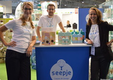 Milou Kruijsdijk, Jasper Gabriels en Sanne Schouten waren heel graag bereid om de beursbezoekers meer te vertellen over de producten van Seepje. Sanne: "We merken dat veel bezoekers echt gaan voor 'made in France', maar we zijn zodanig overtuigd van het onderscheidend vermogen van Seepje dat we er alle vertrouwen in hebben dat dit merk ook op de Franse markt een succes kan worden."
