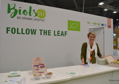 Paula Nijdam van Bionext op het Nederlandse paviljoen, tussen de zeven exposanten uit Nederland. 
