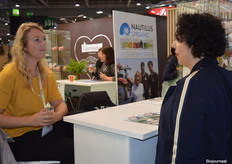 Jessica Groot in gesprek bij Nautilus Organic (Groupe d'Agriculteurs Biologique des Pays-bas). "Frankrijk is nog vrij ontgonnen terrein voor Nautilus, dus we staan hier om de mogelijkheden te verkennen."