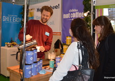 David Klingen schenkt wat 'Chikko not coffee' in. Aan de andere kant van de stand bakte hij producten met behulp van de biologische ghee van Ghee Easy.