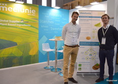 Jaap Stockmann en Joost Middelburg van Meelunie. Tussen hen in een bannier met meer informatie over het Fava bean protein concentrate-project. "Deze bonen telen we samen met Groningse bio-boeren, we schonen ze zelf na de oogst en maken er proteïne en zetmeel. Hiermee vormt het een mooie basis voor vega burgers", aldus Joost.