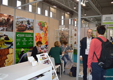 De stand van Tradin Organic Agriculture uit Amsterdam. Rechts (zwart jasje): Pierre Egret.