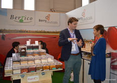 Gregory Ford in gesprek met Guillemette Bazzini in de combinatiestand van Berrico en BerryCeuticals.