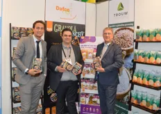 Dafco en Trouw staan verenigd op de beurs. Gino Snoowdijk, Bart Wullems en Dirk Kik poseren met de nieuwe granola producten.
