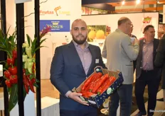 Joey Catita poseert met één van de producten uit het bio-assortiment van Frutas Luna. Frutas Luna heeft eigen productie van diverse groenten en fruit in Almería.