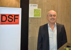 Jan Haegemans van DSF poseert naast het Skal logo. Hebben ongeveer voor 5% biologische producten in het assortiment.