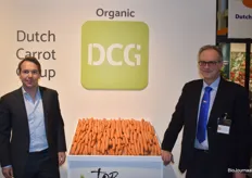 Gerrie Stroeve en Hans Knook poseren naast de biologische wortelen van Dutch Carrot Group. Hebben ongeveer 20% biologische producten in het assortiment.