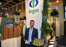 Roy van den Heuvel van Argos poseert met de duurzame papieren inlegvellen voor AGF-producten.