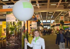 Danielle Rouwen van Urfruit poseert naast de ballon met Skal logo. De bezoekers konden zo gemakkelijk de stand vinden.